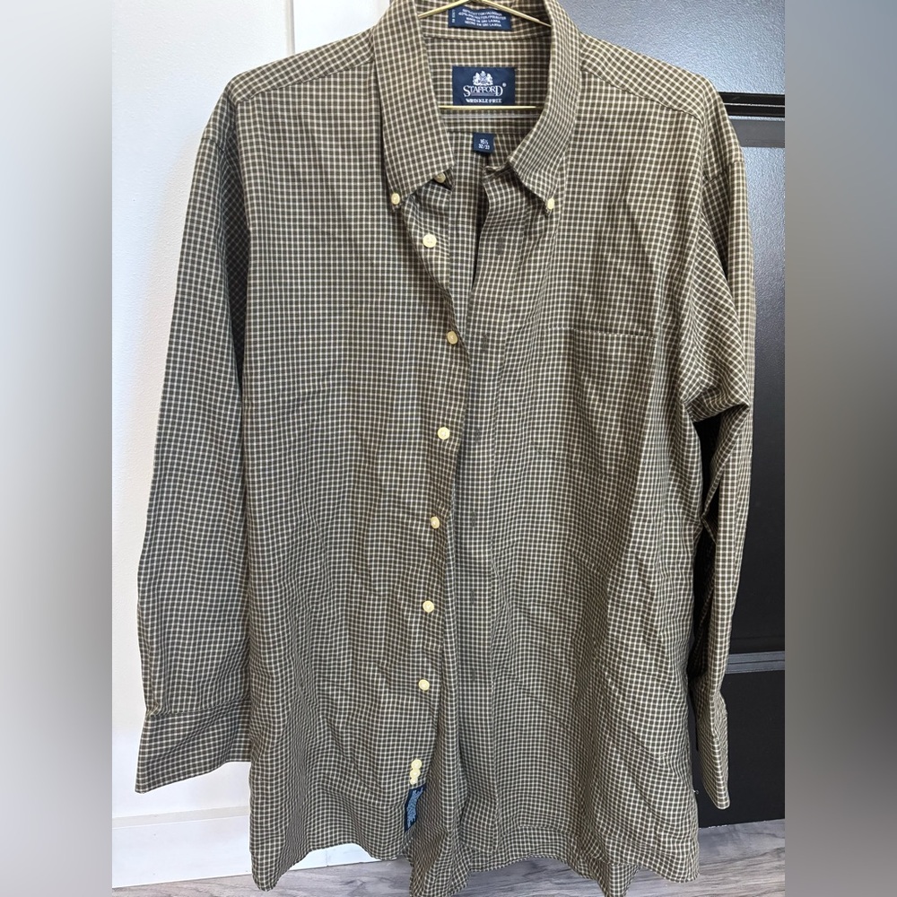 Men’s green checkered button down dress shirt